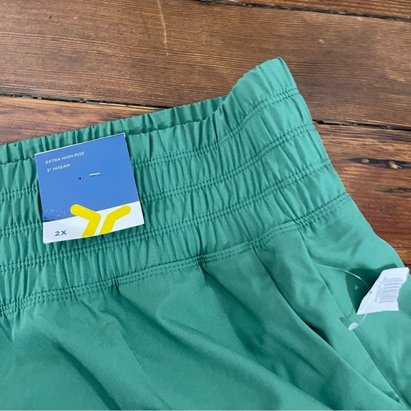 Old Navy Green Women's Shorts - Picture 2 of 5